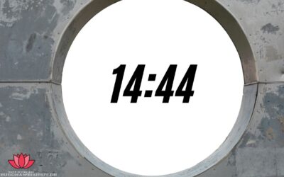 Welche Bedeutung hat die Dreifach Uhrzeit 14:44?